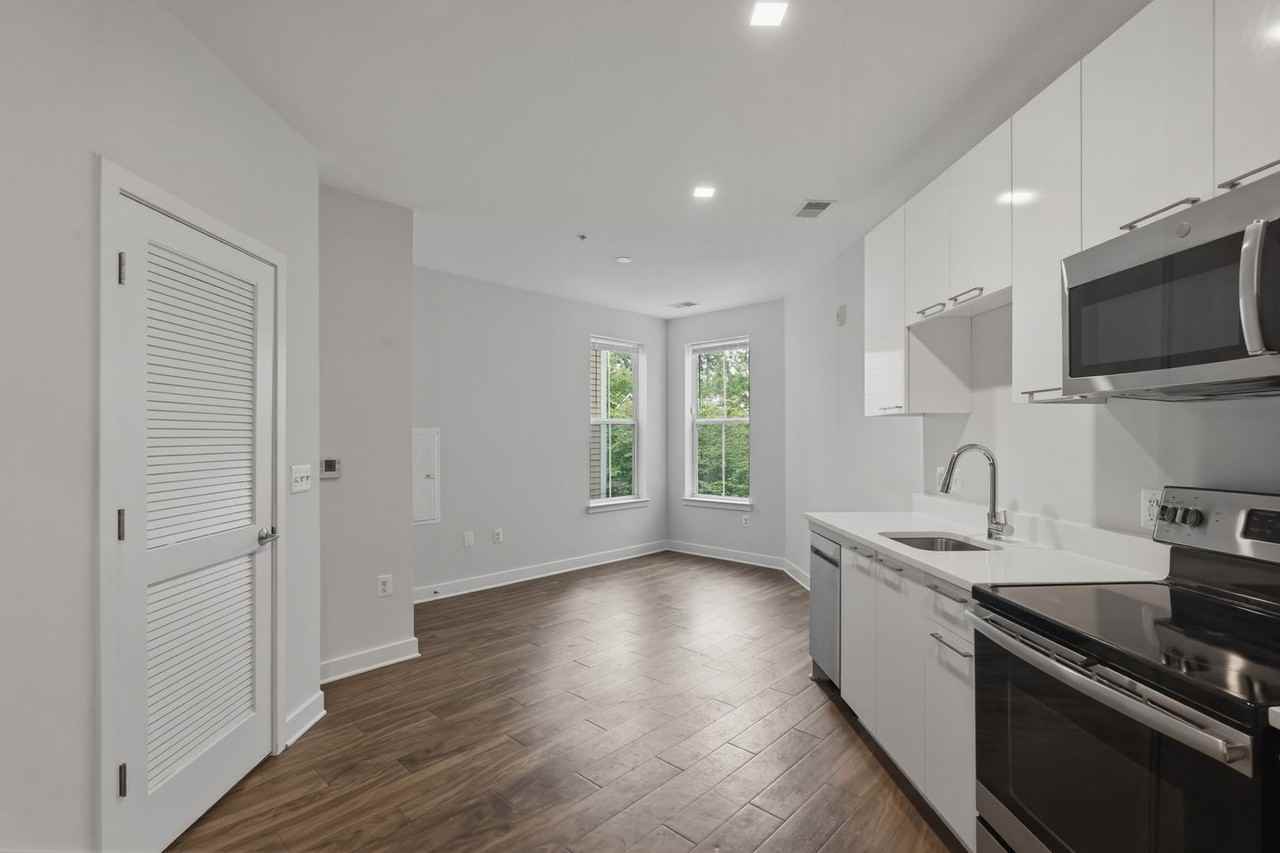 989 S Buchanan St - Photo 2 of 21