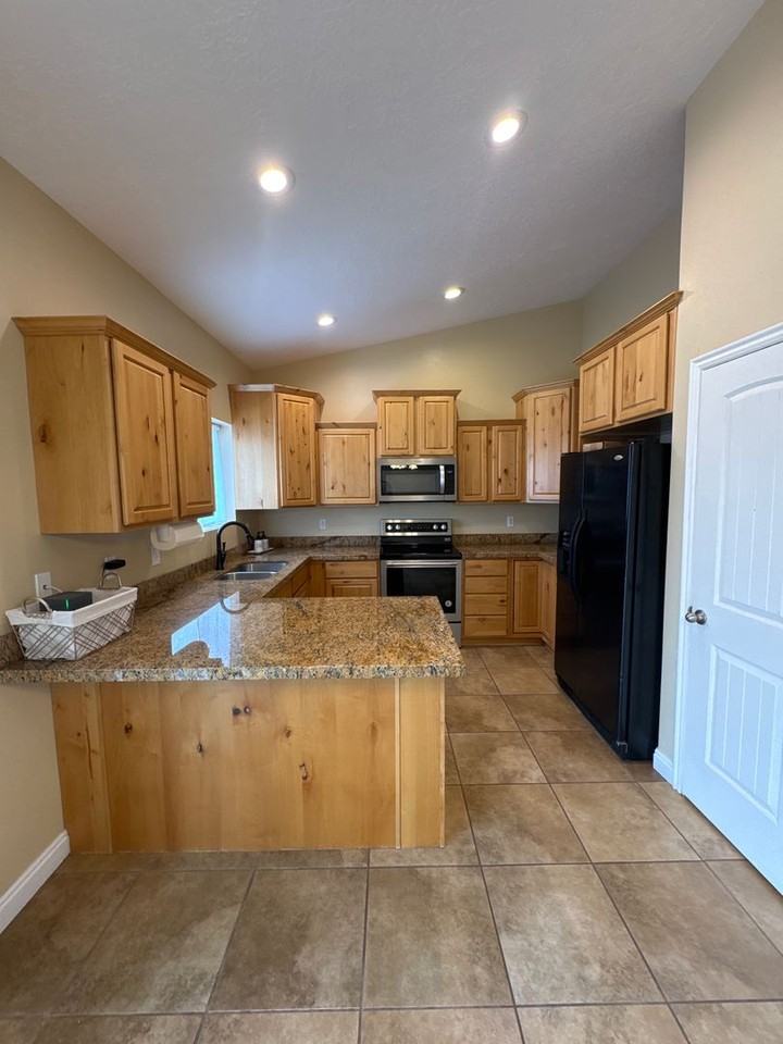 1452 W 975 S - Photo 4 of 27