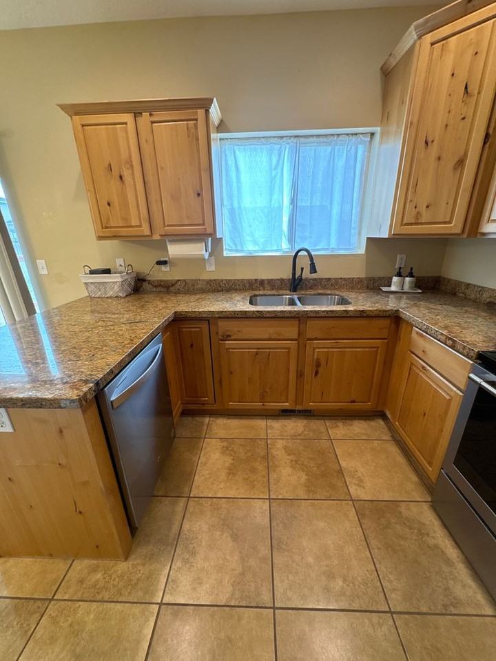 1452 W 975 S - Photo 5 of 27