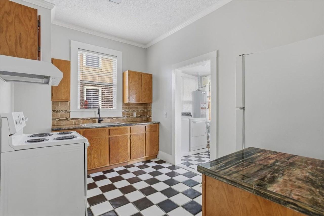 536 E 40th St - Photo 3 of 21