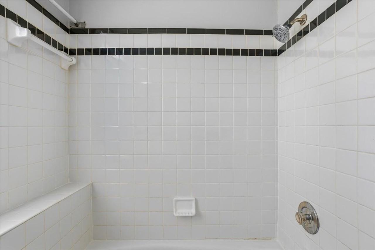 536 E 40th St - Photo 4 of 21