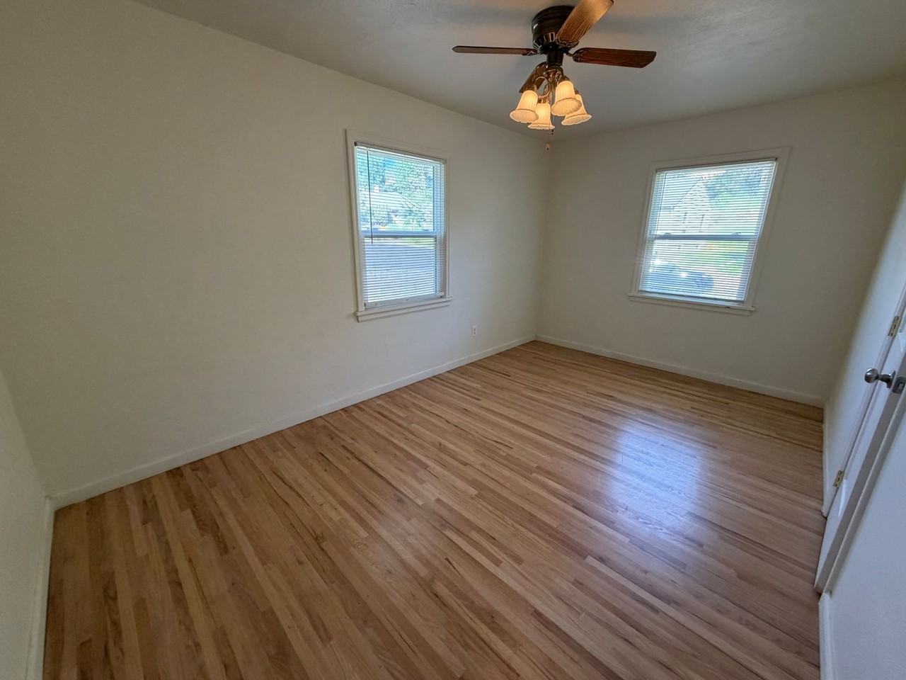 647 Nw 7th St - Photo 7 of 13