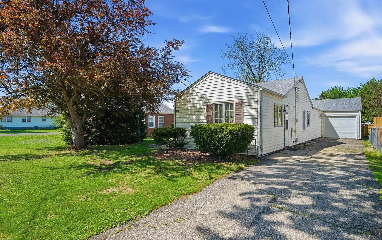 1428 Brown Ave - Photo 3 of 5