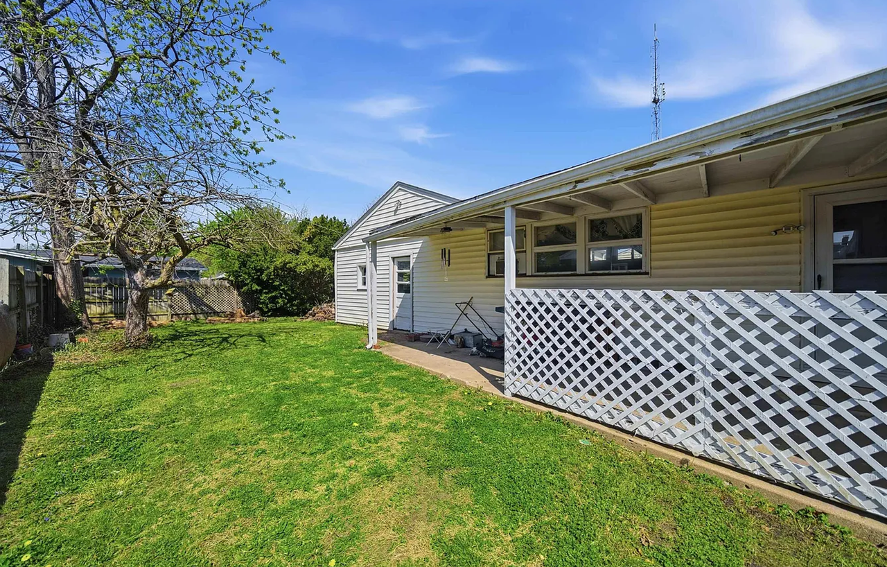 1428 Brown Ave - Photo 4 of 5