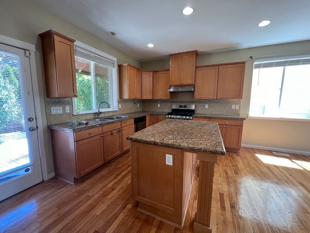 2028 Lincoln Pl Ne - Photo 2 of 21