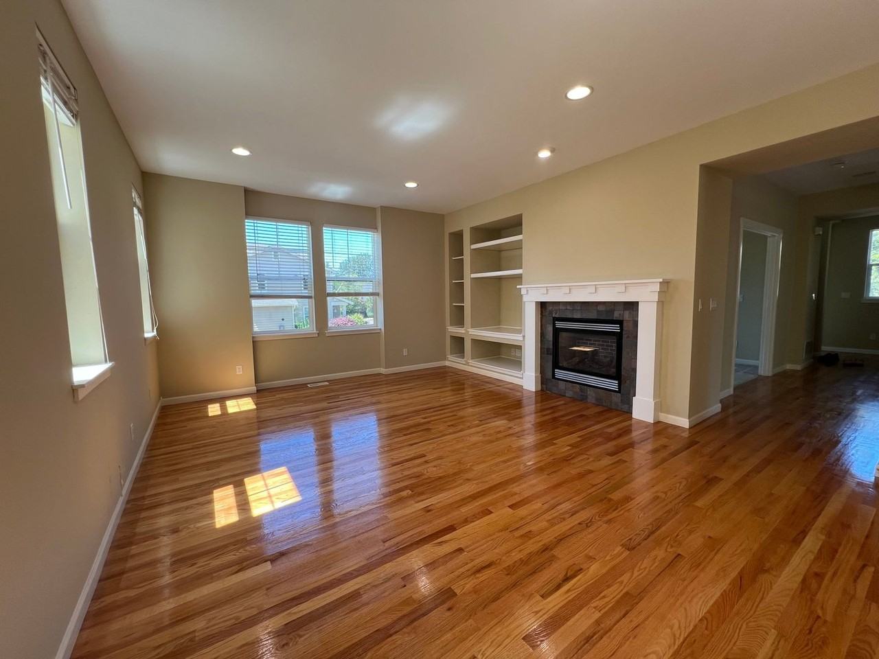 2028 Lincoln Pl Ne - Photo 4 of 21