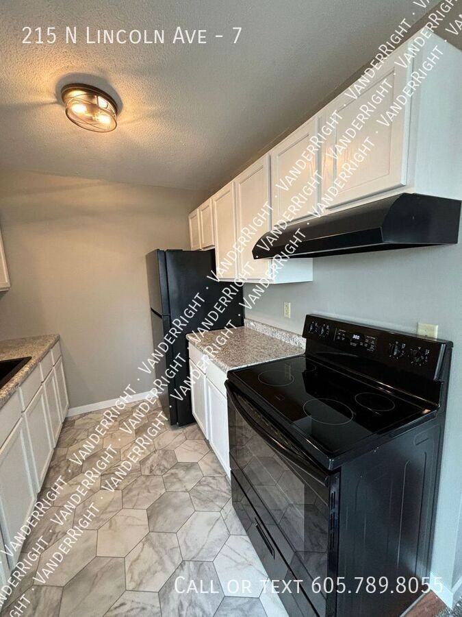 215 N Lincoln St #7 - Photo 2 of 12