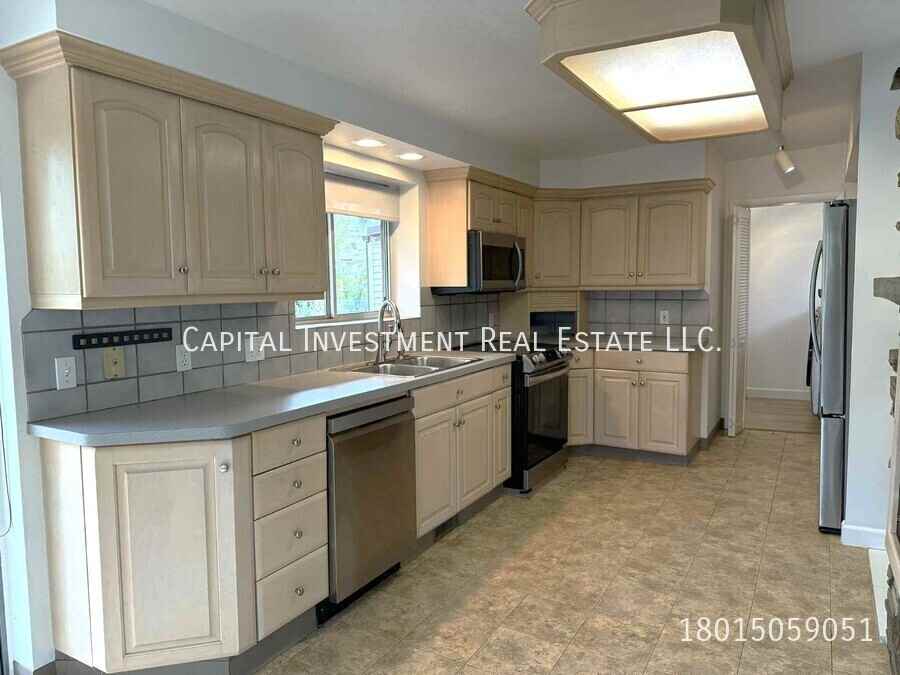 389 E Meadow Rd - Photo 3 of 23