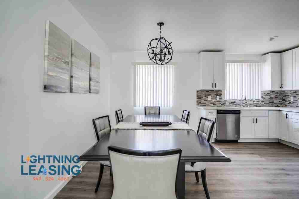 5320 Corteen Pl #17 - Photo 7 of 38