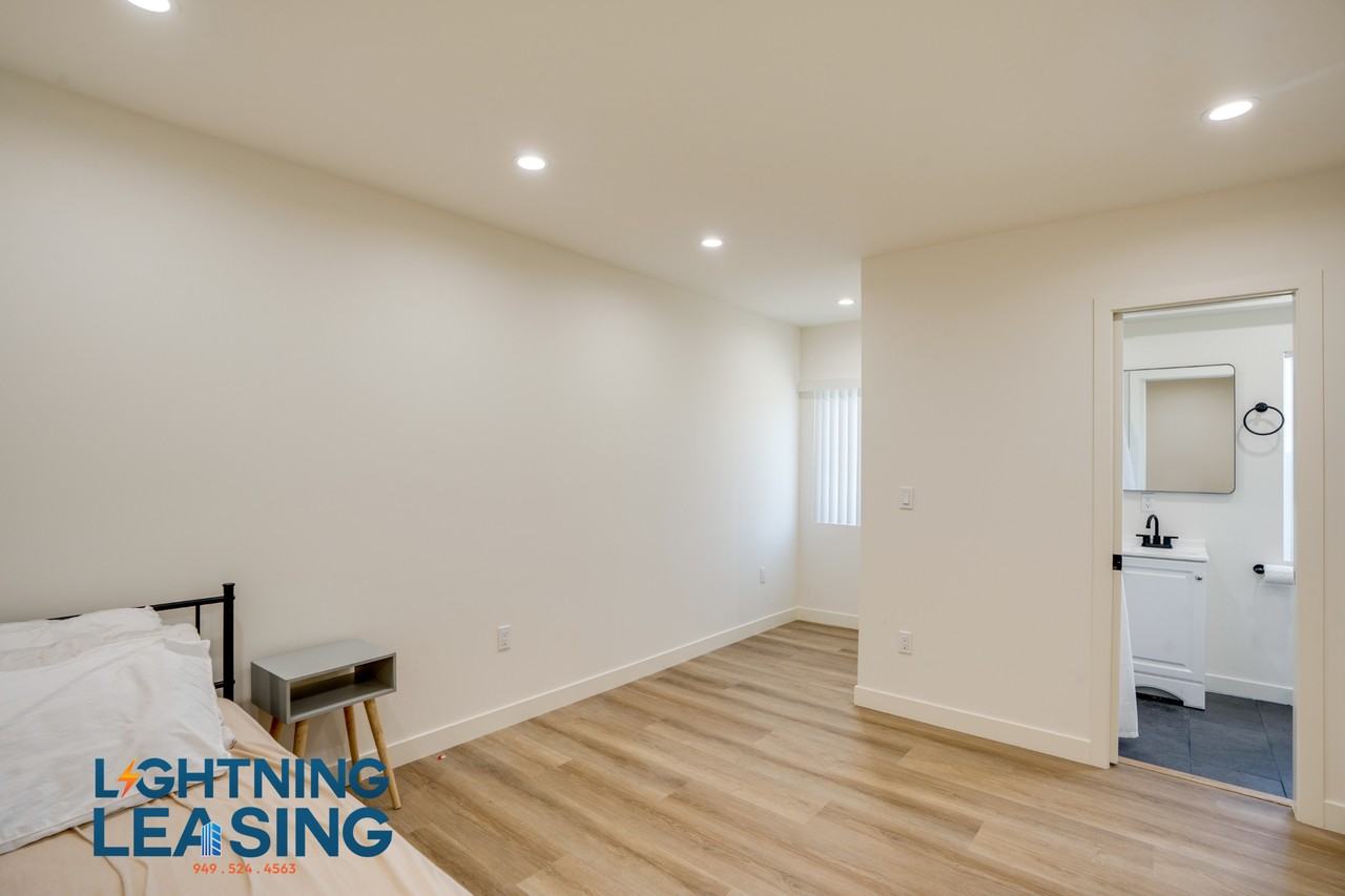 12304 Burbank Blvd #15 - Photo 4 of 9