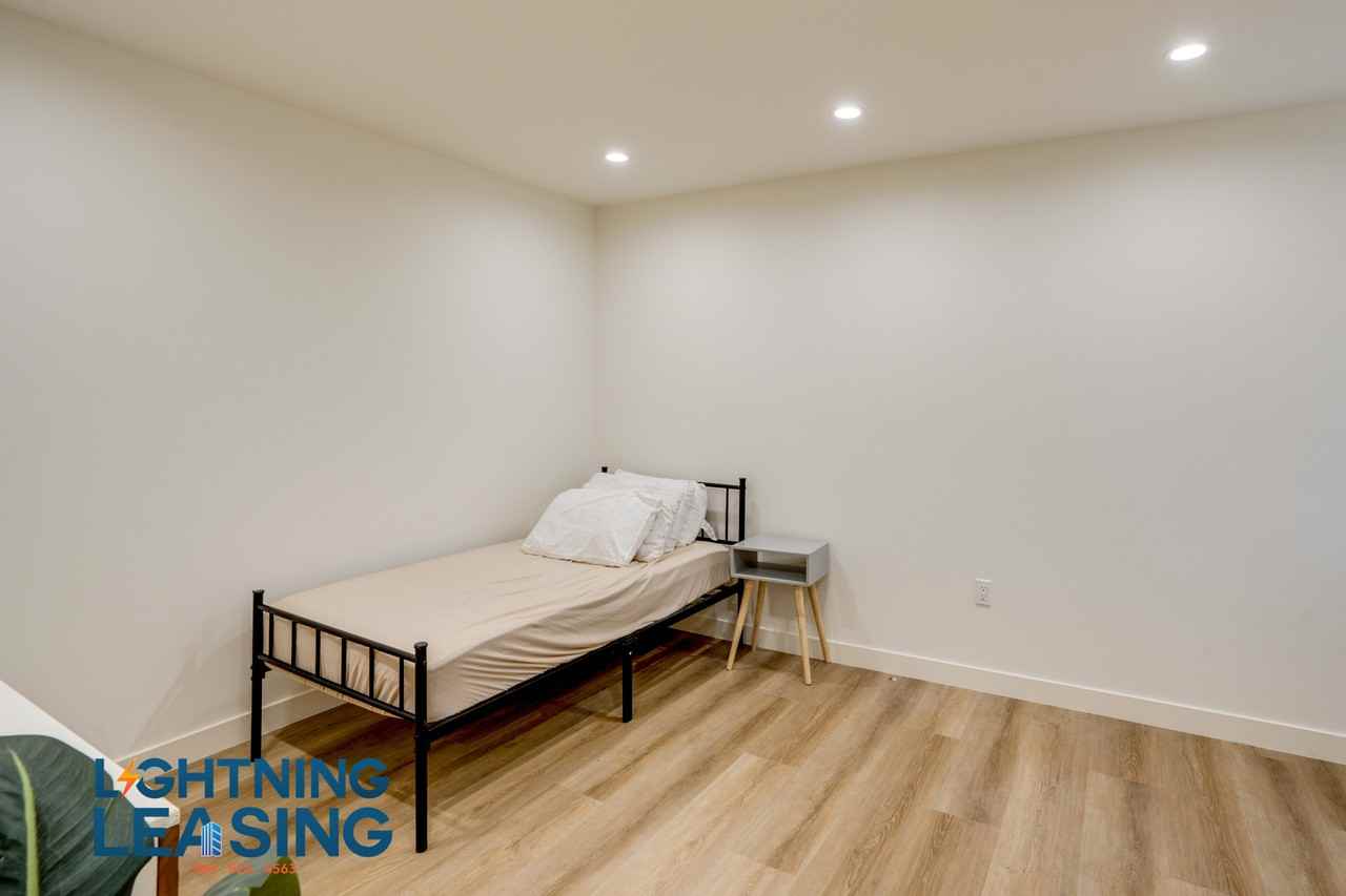 12304 Burbank Blvd #15 - Photo 5 of 9