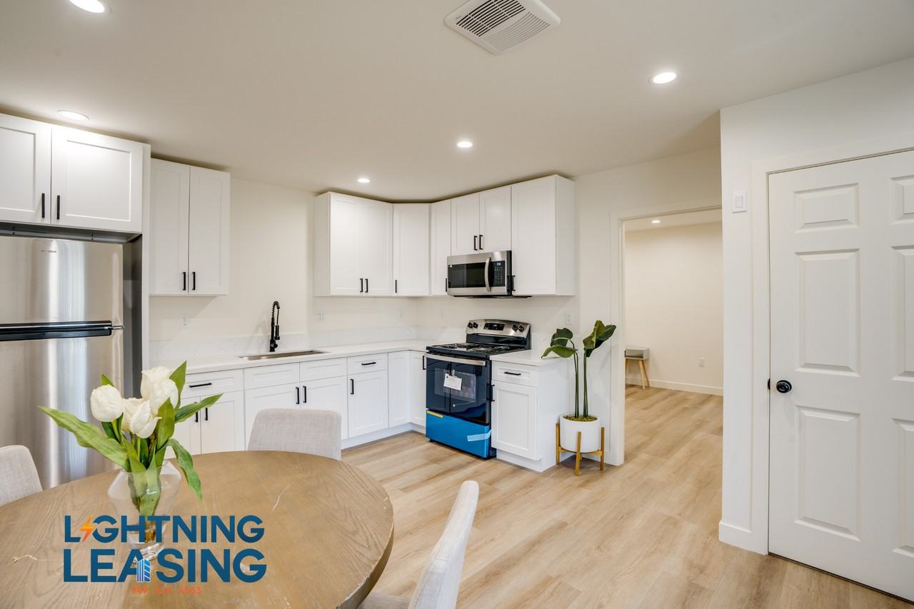12304 Burbank Blvd #15 - Photo 7 of 9