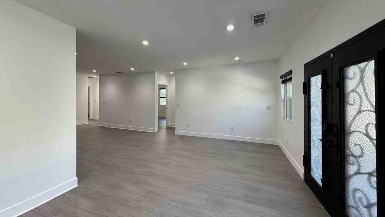 1206 N Alexandria Ave - Photo 2 of 21