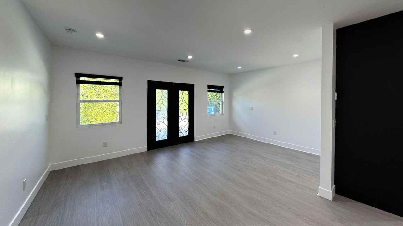 1206 N Alexandria Ave - Photo 5 of 21