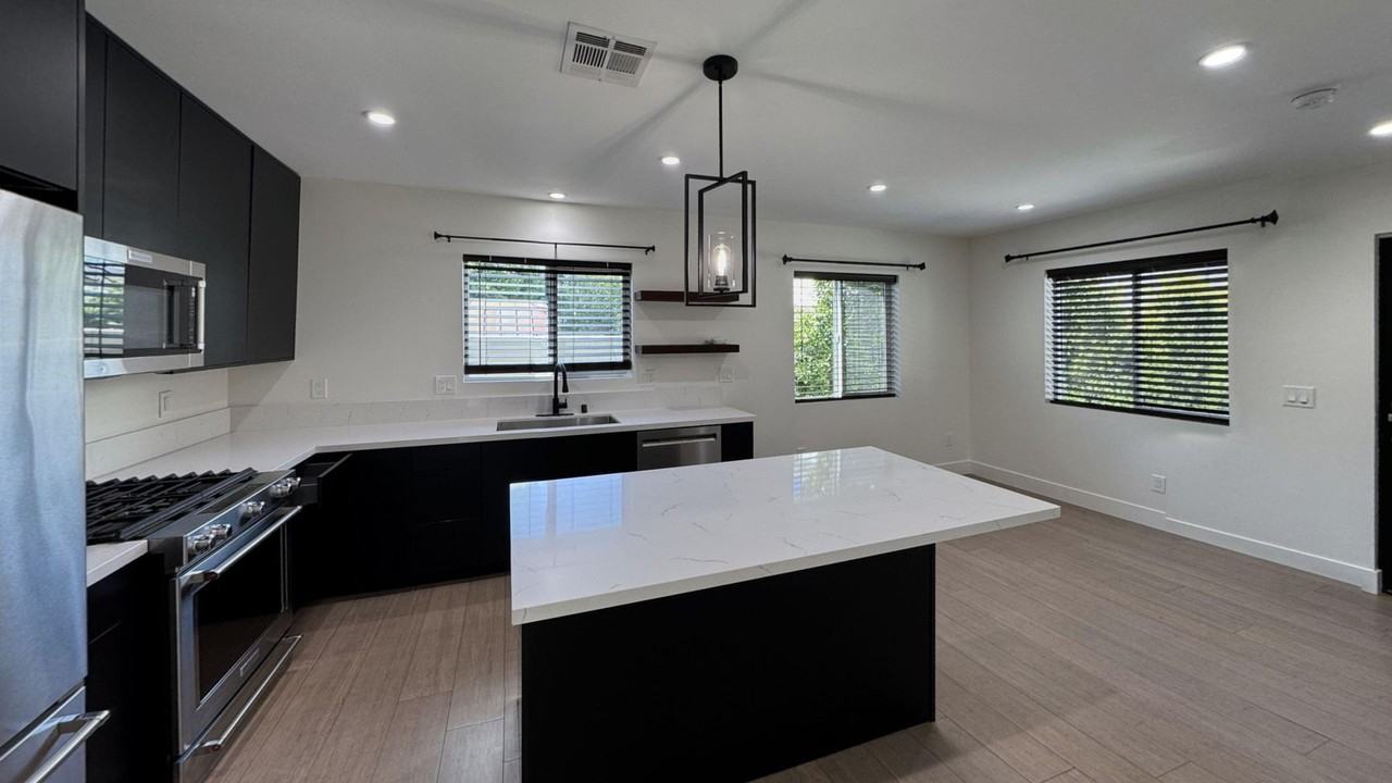 1208 N Alexandria Ave - Photo 3 of 19