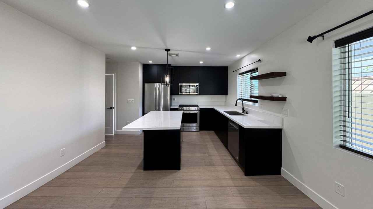 1208 N Alexandria Ave - Photo 4 of 19
