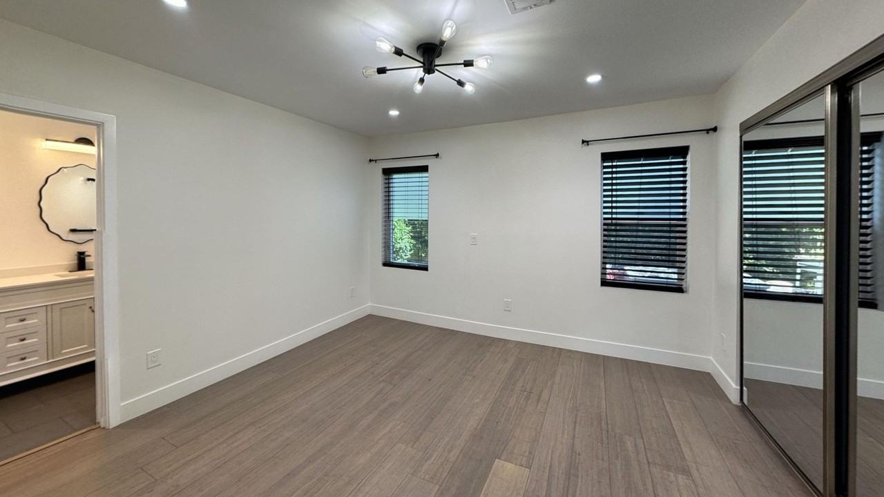 1208 N Alexandria Ave - Photo 5 of 19