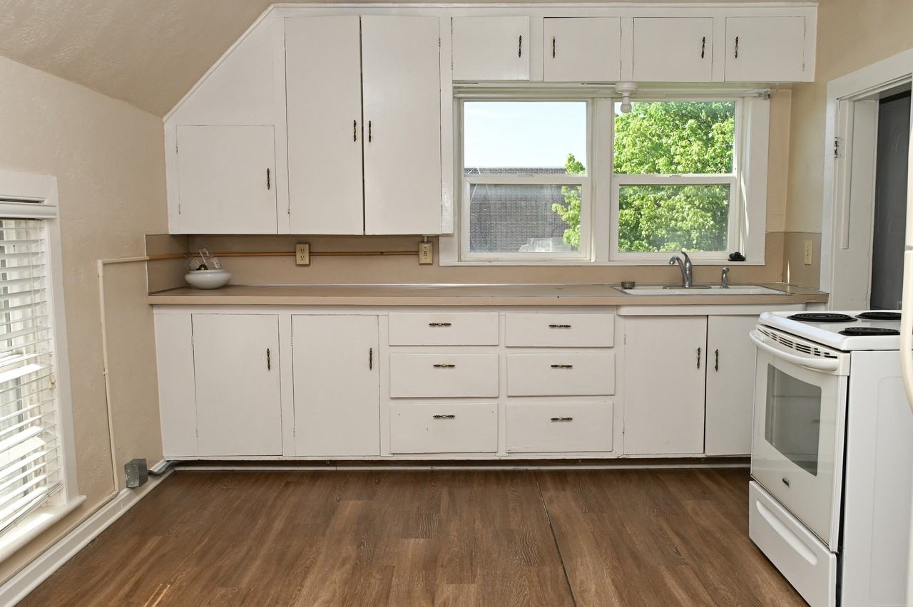 411 S Main St - Photo 3 of 15