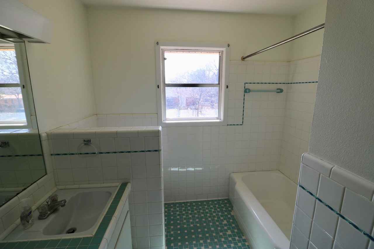 105 E Xavier Ave - Photo 4 of 10