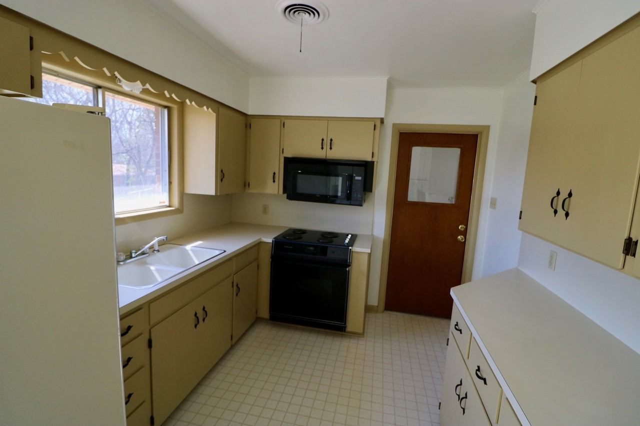 105 E Xavier Ave - Photo 7 of 10