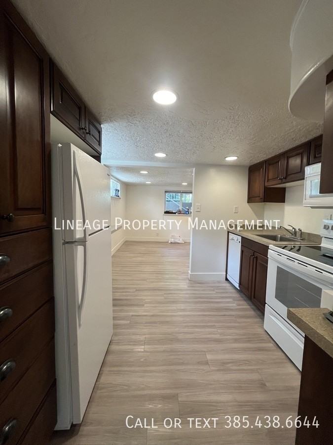 182 N 100 W #B - Photo 2 of 9