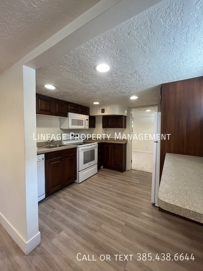 182 N 100 W #B - Photo 3 of 9