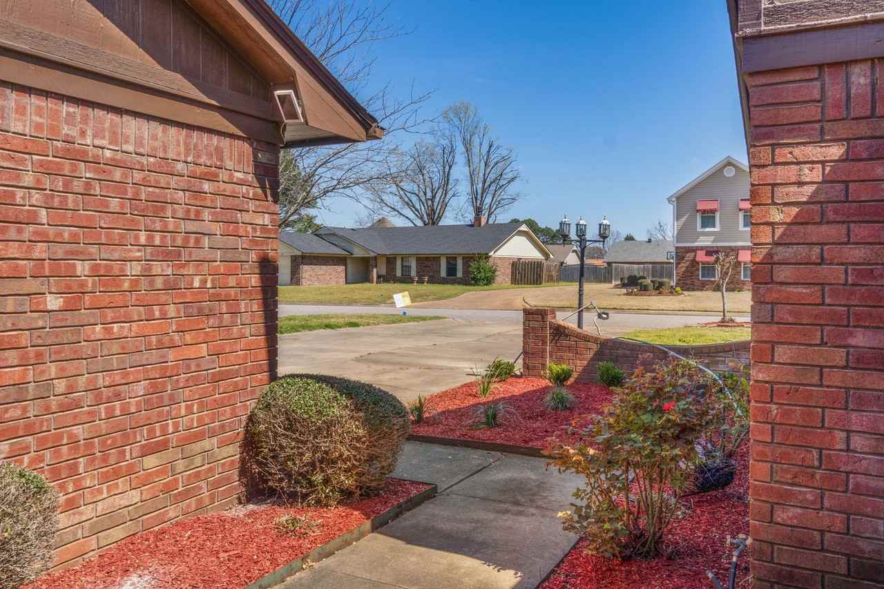 3104 S 104th St - Photo 4 of 36