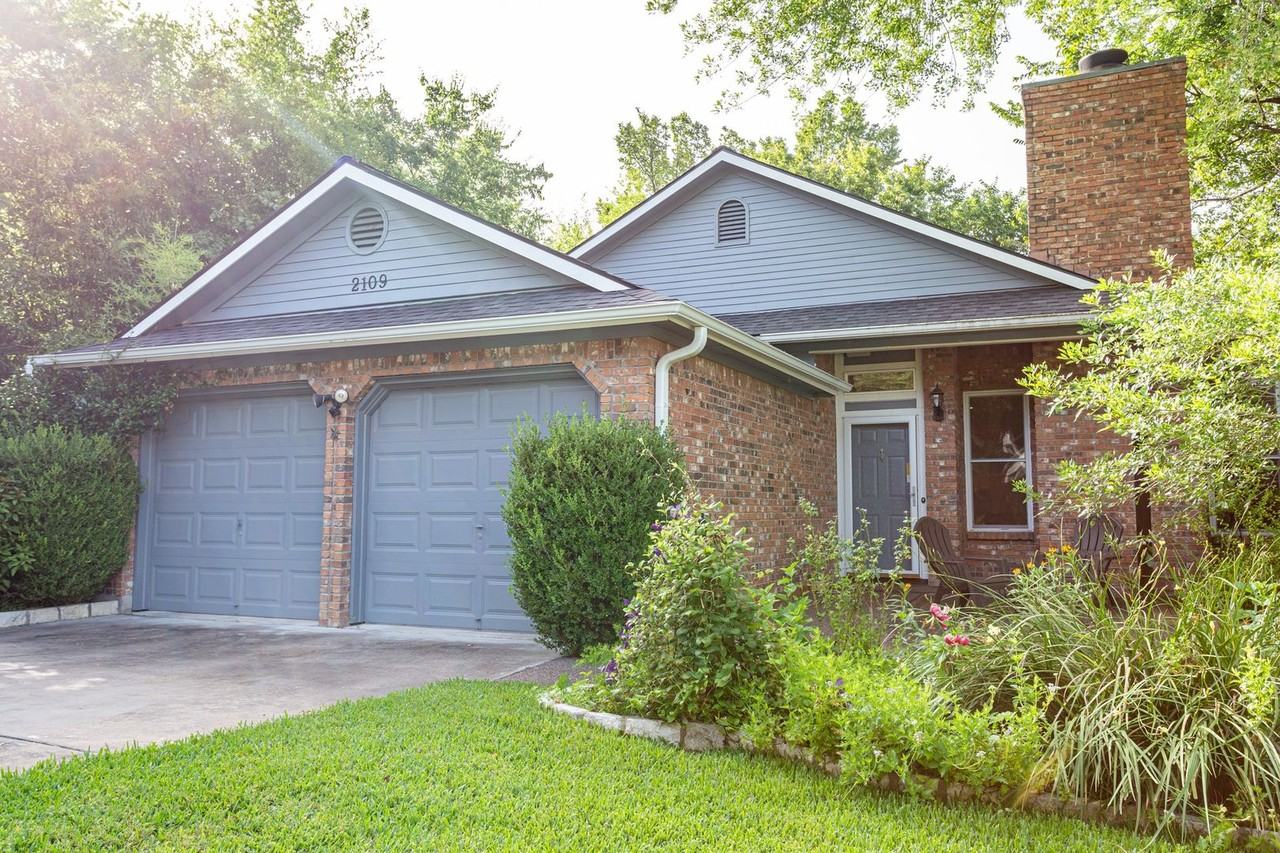 2109 Castle View Dr - Photo 3 of 22