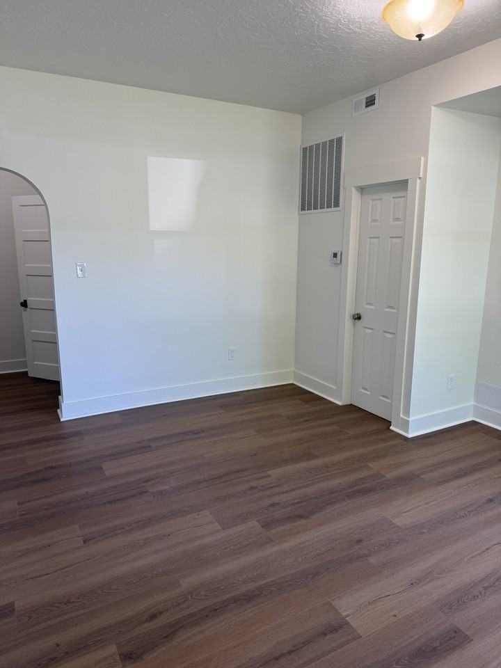 215 S 400 W - Photo 2 of 24