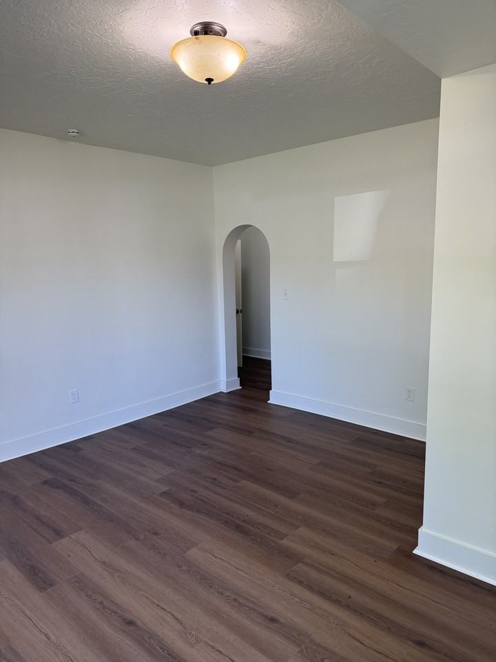 215 S 400 W - Photo 4 of 24