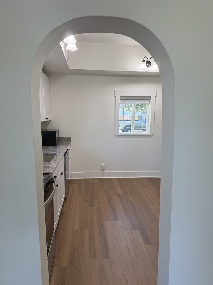 215 S 400 W - Photo 6 of 24