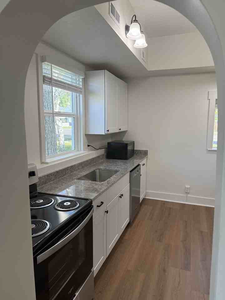 215 S 400 W - Photo 7 of 24
