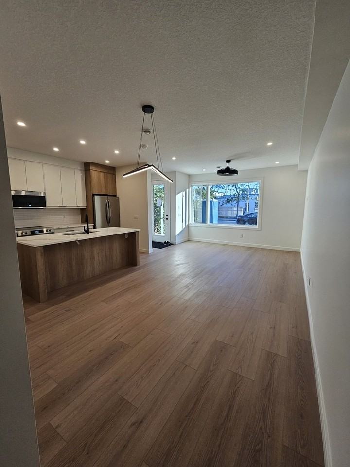967 15 Ave Ne - Photo 2 of 23