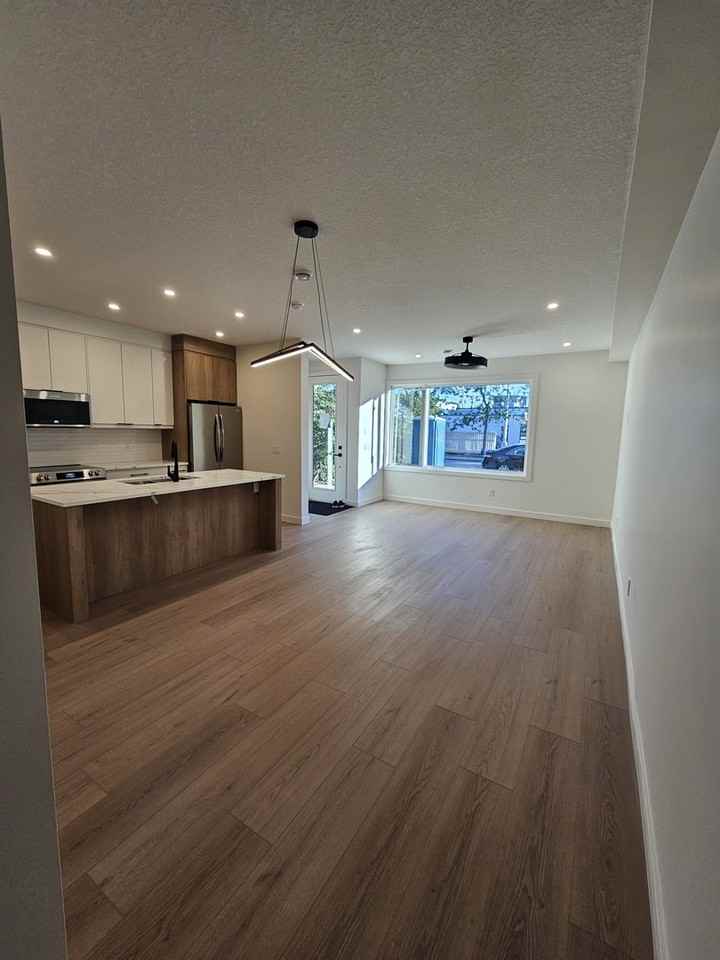 967 15 Ave Ne - Photo 5 of 23