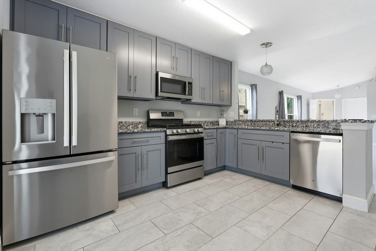 3445 Huntwicke Boulevard - Photo 5 of 31