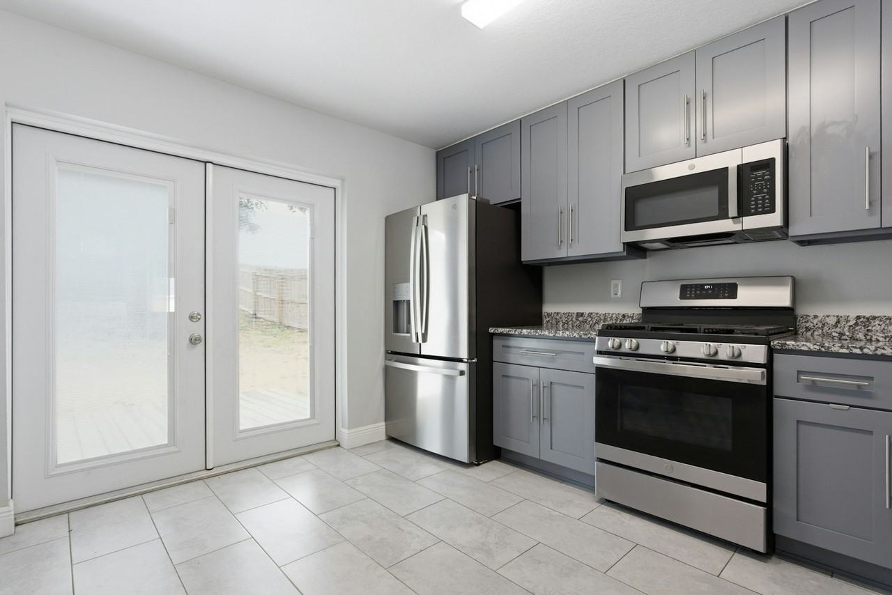 3445 Huntwicke Boulevard - Photo 6 of 31