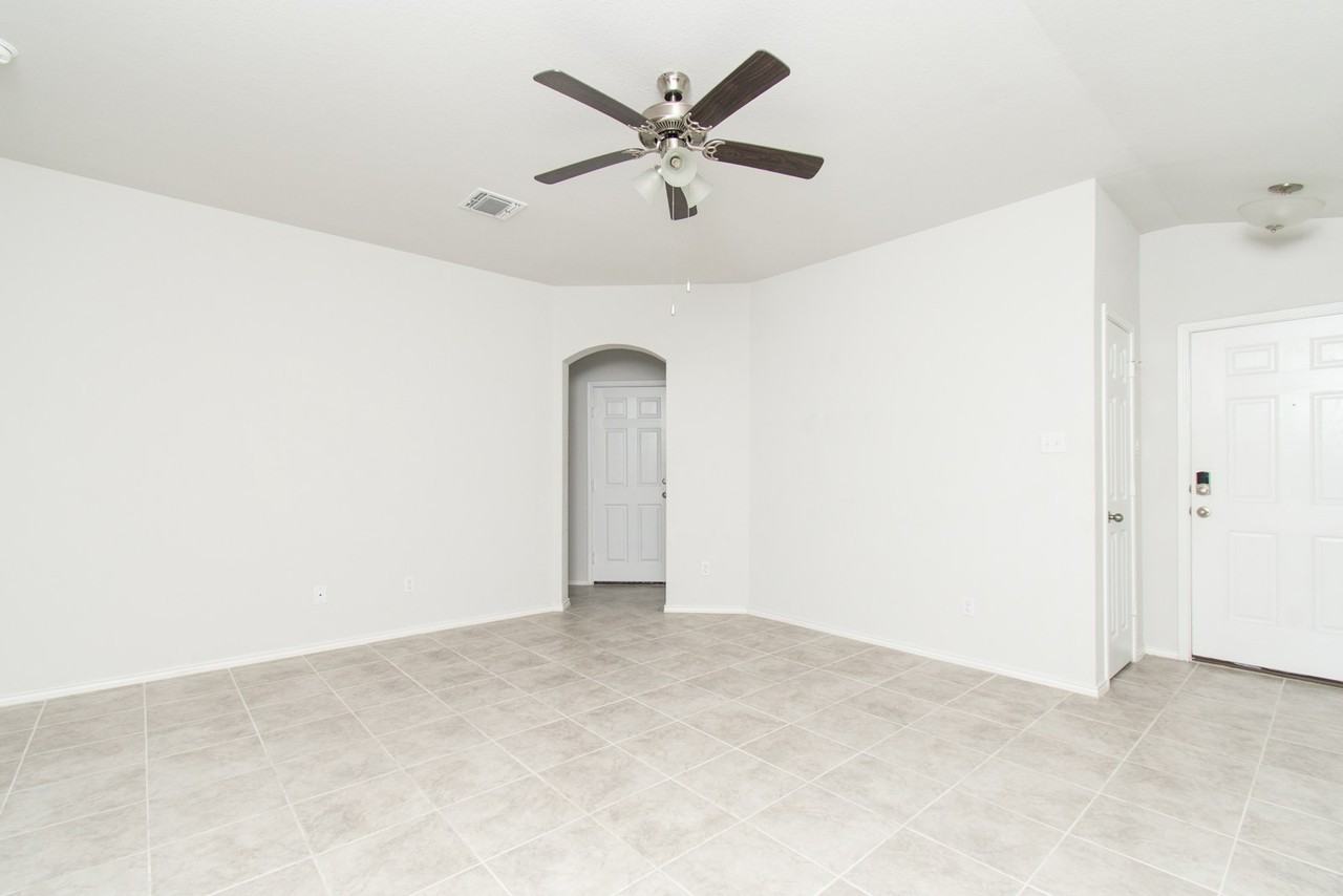 9019 Stonehollow - Photo 4 of 22