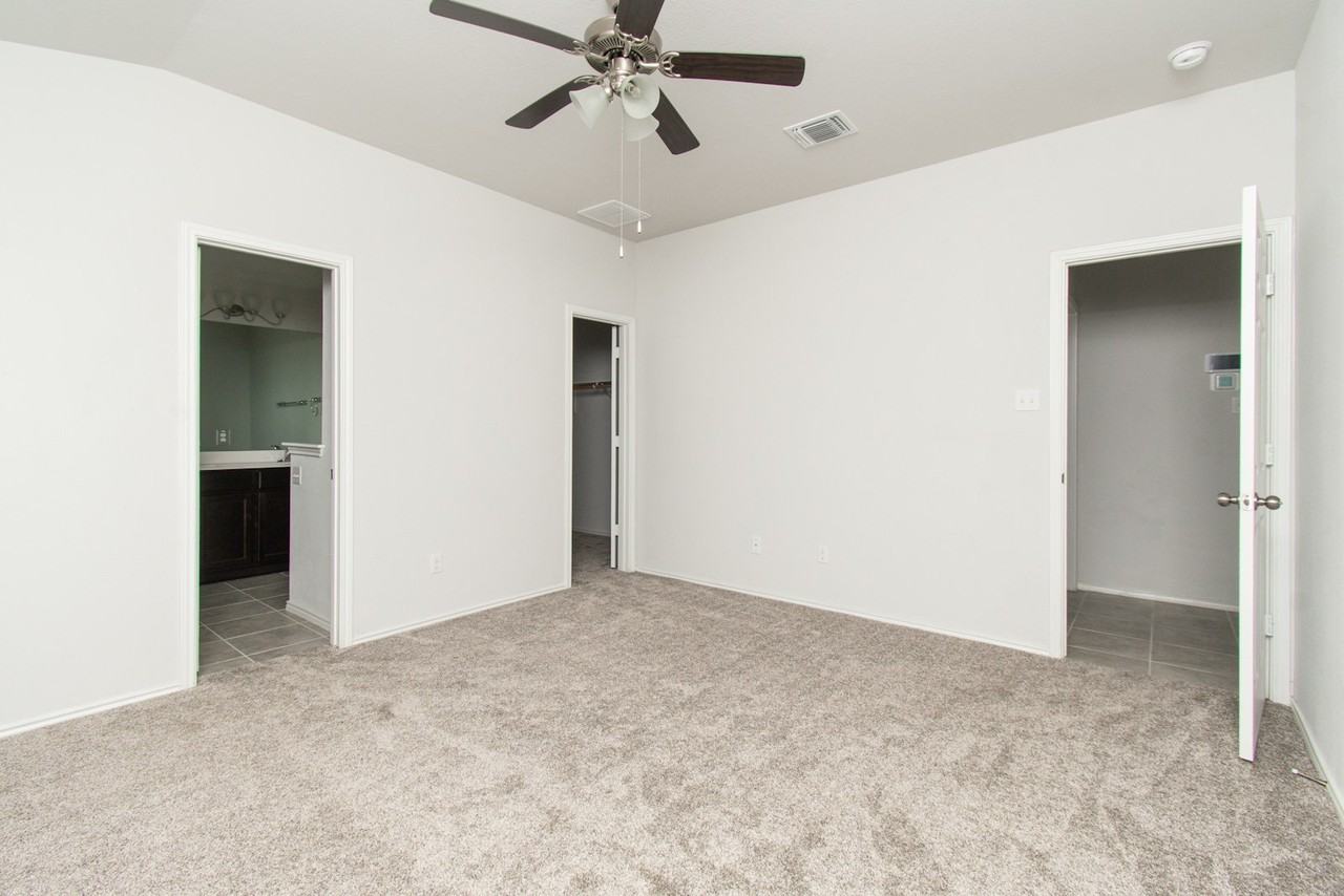 9019 Stonehollow - Photo 7 of 22
