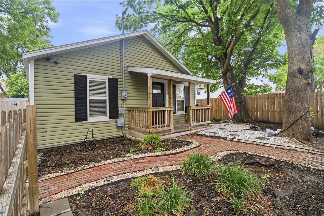 412 Charles Ave - Photo 4 of 16