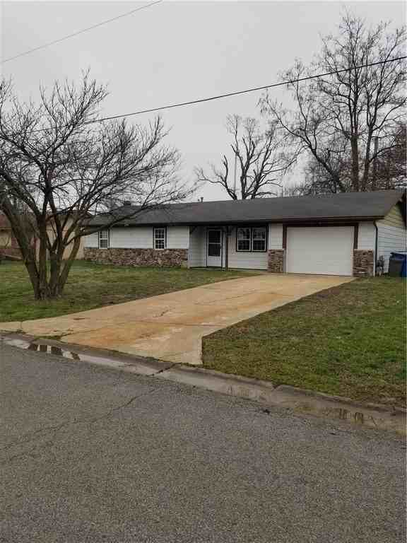 907 Se H St - Photo 2 of 15