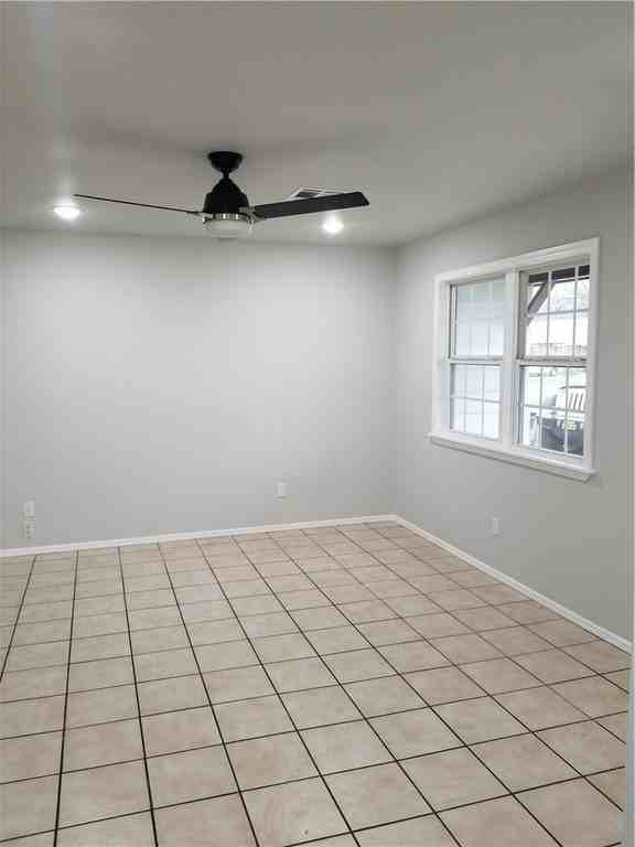 907 Se H St - Photo 6 of 15