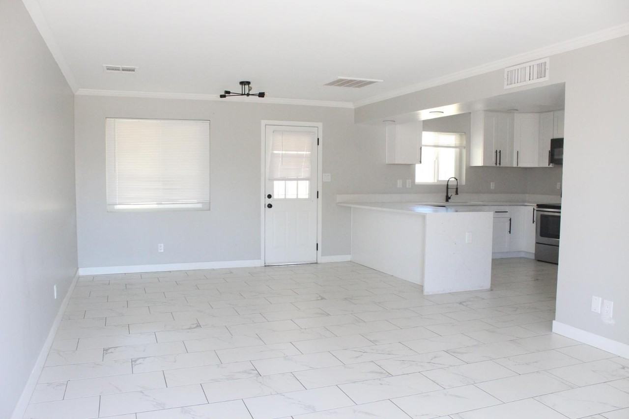 3932 W Griswold Rd - Photo 3 of 20