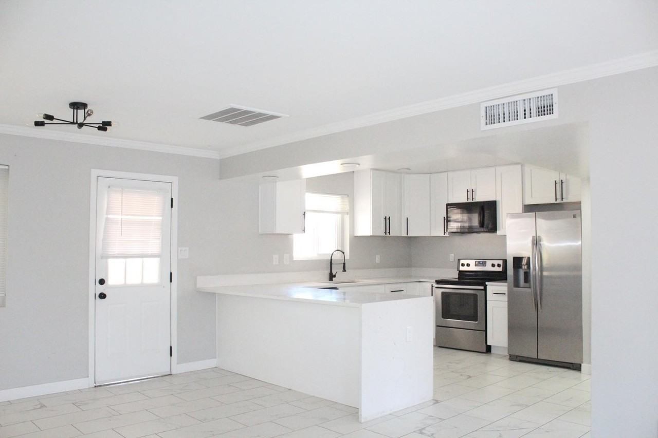 3932 W Griswold Rd - Photo 4 of 20