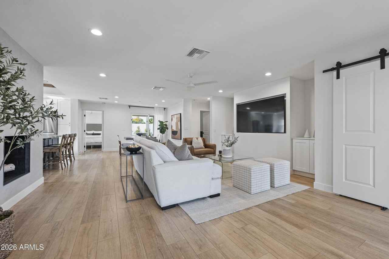 4244 N 35th Pl - Photo 4 of 39