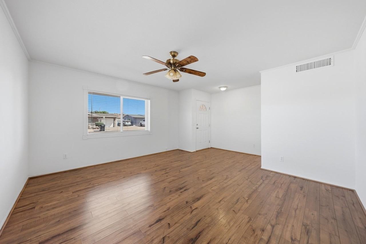 2331 E Betty Elyse Ln - Photo 5 of 29