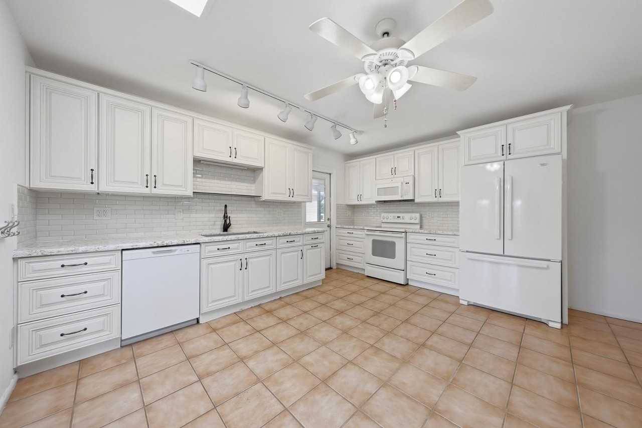 2331 E Betty Elyse Ln - Photo 6 of 29
