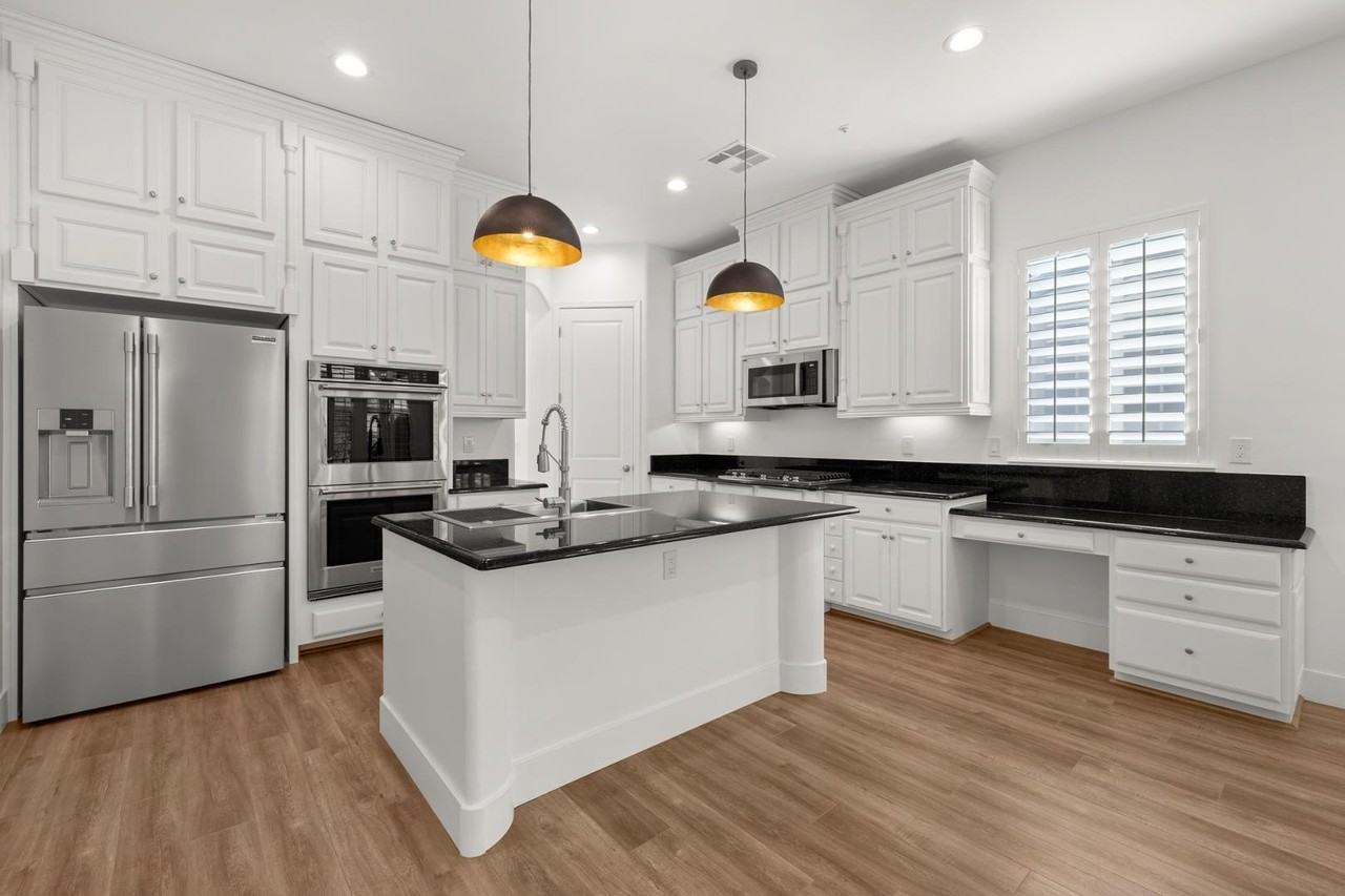 18394 N 92nd St - Photo 4 of 35