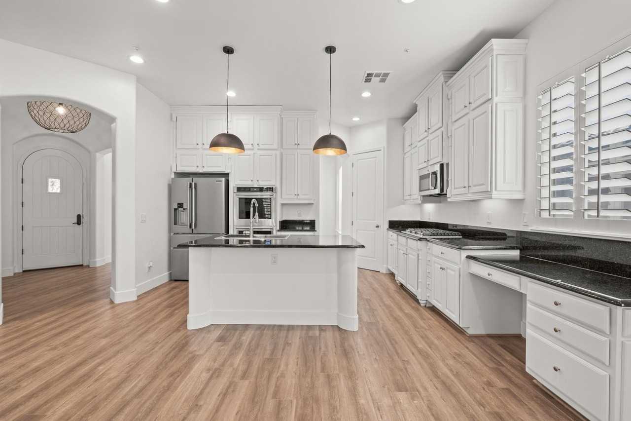 18394 N 92nd St - Photo 7 of 35
