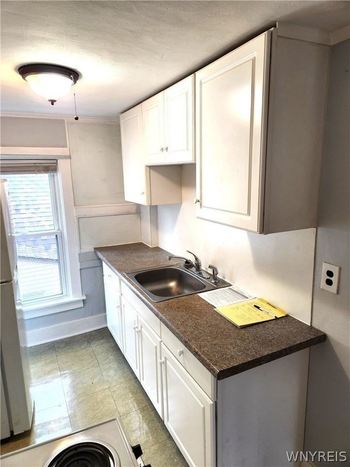 427 Broad St - Photo 2 of 11