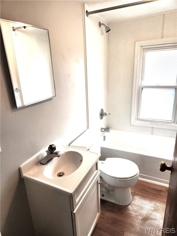 427 Broad St - Photo 5 of 11
